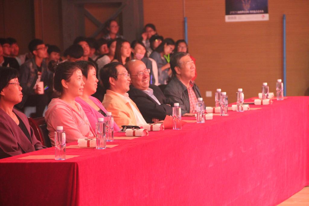 出席晚會(huì)的領(lǐng)導(dǎo).JPG